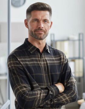 portrait-of-male-architect-in-office-JUMFRYU.jpg